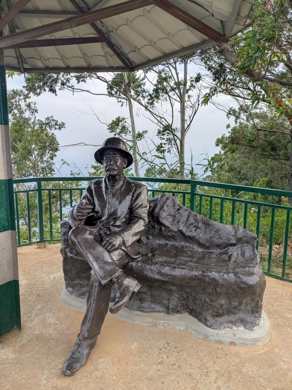 Statue of Sir Thomas Lipton sitting at Lipton Seat, Haputale