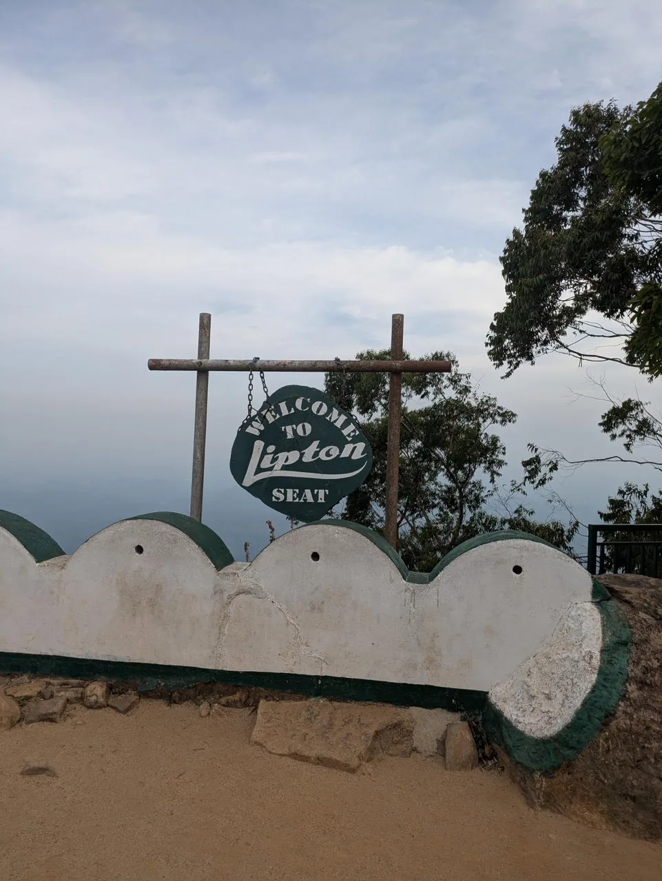 Welcome to Lipton Seat sign at the viewpoint in Haputale