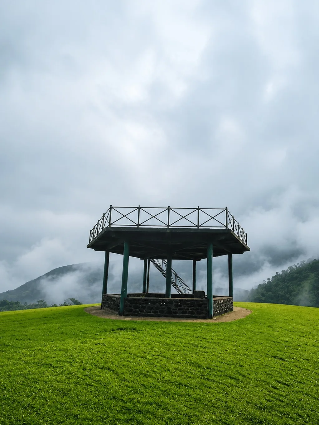 The viewpoint deck standing on the green plains at Moon Plains